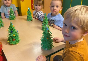 Dzieci z grupy pierwszej ozdabiają styropianowe choineczki