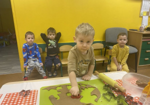 Kajetan wykrawa pierniki z ciasta