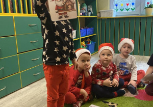 Dzieci z grupy I szukają obrazków zgodnie z opisem nauczyciela