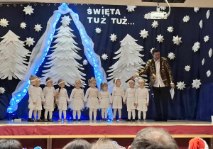 Dzieci z grupy I na scenie śpiewają piosenkę "Pada śnieżek"