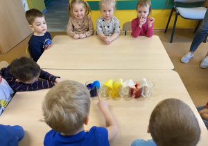 Dzieci z grupy pierwszej obserwują zjawisko "wędrującej wody"