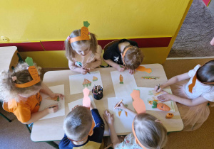 Dzieci z grupy II rysują marchewkowy ogród