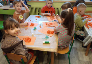 Dzieci pracują przy stolikach