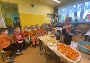 Otylia przyrządza soczek marchewkowy