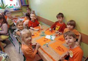 Dzieci pracują przy stolikach