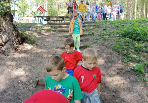 Dzieci z grupy 3 przechodzą przez most w poszukiwaniu kaczek i kóz