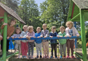 Dziewięcioro dzieci pozuje na placu zabaw