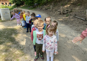 Dotarliśmy na miejsce, piękne słoneczko wita nas na leśnej polanie. Jesteśmy gotowi na przygody.