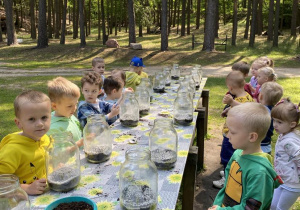 Rozpoczynamy zajęcia.... ziemia i keramzyt przygotowane czas na kolejna warstwę ziemi