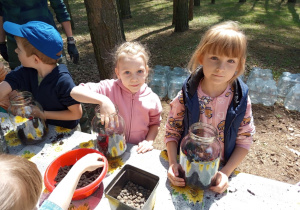 Zuzia i Anzhelika prezentują swoje lasy w słoiku