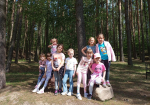 Grupa dziewczynek pozuje do wspólnego zdjęcia