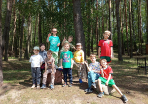 Chłopcy z grupy 3 pozują do wspólnego zdjęcia