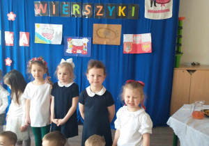 Hania S. i Julia K. wraz z innymi przedszkolakami podczas konkursu Kolorowe Wierszyki