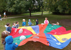 Zabawy z chustą animacyjną