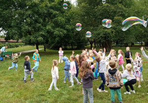 Ogromne bańki mydlane. Radości nie było końca