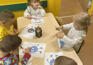 Kropkowe fryzury - dzieci z grupy I doskonalą wycinanie nożyczkami