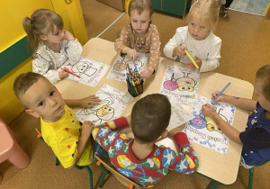 Dzieci z grupy I kolorują kropki