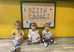 Michał,Emilka i Bartuś otrzymali dyplomy za aktywny udział w zajęciach z okazji Dnia Kropki
