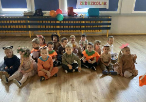 Dzieci z grupy I w przepięknych, jesiennych strojach w oczekiwaniu na poczęstunek