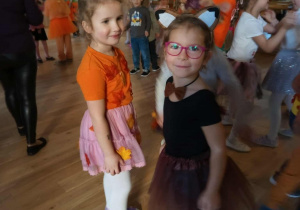 Helenka i Emilka biorą udział w konkursie tanecznym