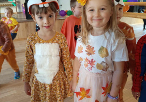 Liliana i Zosia pozują do zdjęcia