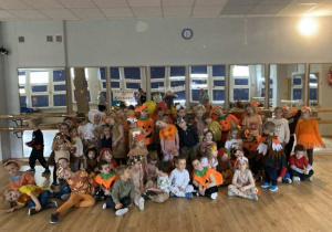 Całe przedszkole pozuje do wspólnego zdjęcia