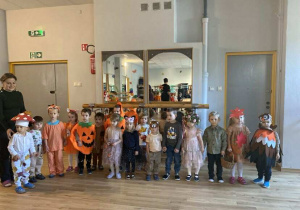 dzieci z grupy I w oczekiwaniu na pląsy przy muzyce