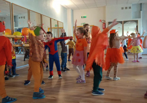 Dzieci z gr II tańczą do muzyki jesiennej