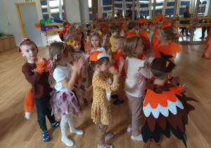 Część dzieci z gr II bawi się wspólnie przy muzyce