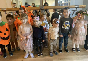 Wybory króla i królowej jesiennego balu. Wszyscy pieknie się prezentują więc trudno się zdecydować