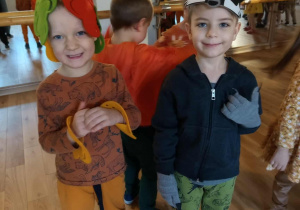 Lew i Jeremi pozują do wspólnego zdjęcia