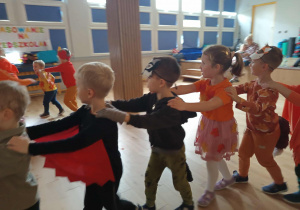 Jesienny pociąg. Zabawy w kole