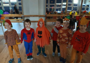 Chłopcy z gr II pozują do zdjęcia