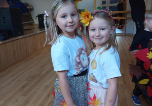 Anastazja i Zosia pozują do wspólnego zdjęcia