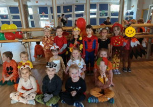 Dzieci z gr II pozują do wspólnego zdjęcia, prezentując przy tym swoje piękne stroje