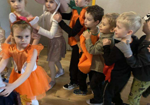 Zabawy i tańce przy muzyce z dziecięcego repertuaru