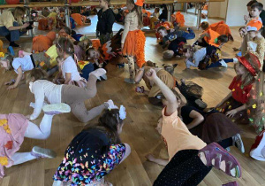 Dzieci z gr II biorą udział we wspólnej zabawie