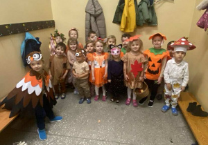 Dzieci z grupy I przebrane i gotowe do wspólnej zabawy