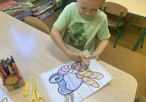 Kacperek koloruje i wycina pieczywo