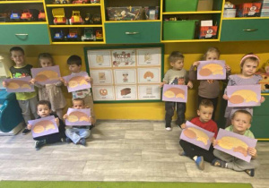 Dzieci z grupy I pokolorowały i wycięły wybrany rodzaj pieczywa