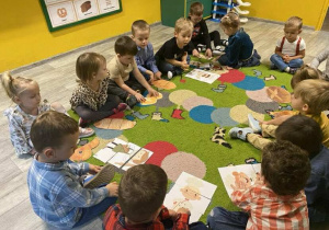 Dzieci składają obrazki pieczywa, piekarza itp. pocięte na 6-8 elementowe części.