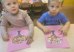 Rozwijanie motoryki małej- drzewka z plastelinowych kuleczek