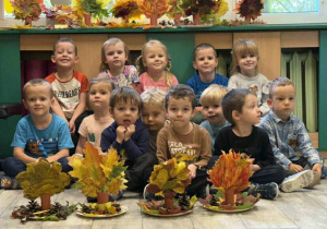 Jesienne drzewa wykonane przez dzieci z grupy I
