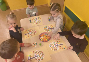 Praca plastyczna - jesienne drzewka z plasteliny