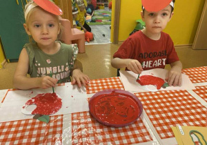 Illya i Antosia kolorują farbami jabłuszka