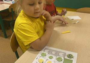 Otylia wycina i uzupełnia jabłkowe sudoku