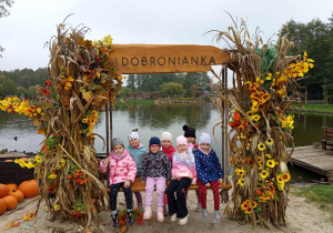 Dziewczynki z gr II pozują do wspólnego zdjęcia na ozdobnej huśtawce