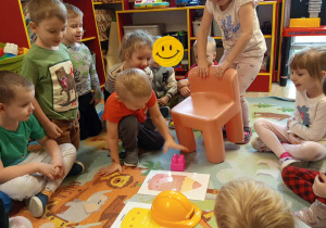 Zosia przynosi różowe krzesełko adekwatnie do koloru kredki