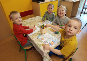 Lew, Maks, Olek i Mateusz kolorują kredki według podanego wzoru