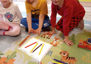 Lila odwzorowuje z kredek wzór